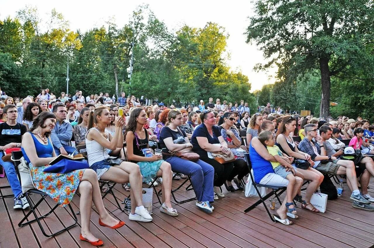 Семинар природа. Летний кинотеатр в парке олимпийской деревни. Лекции на открытом воздухе. Лекция на свежем воздухе. Лекторий на открытом воздухе.