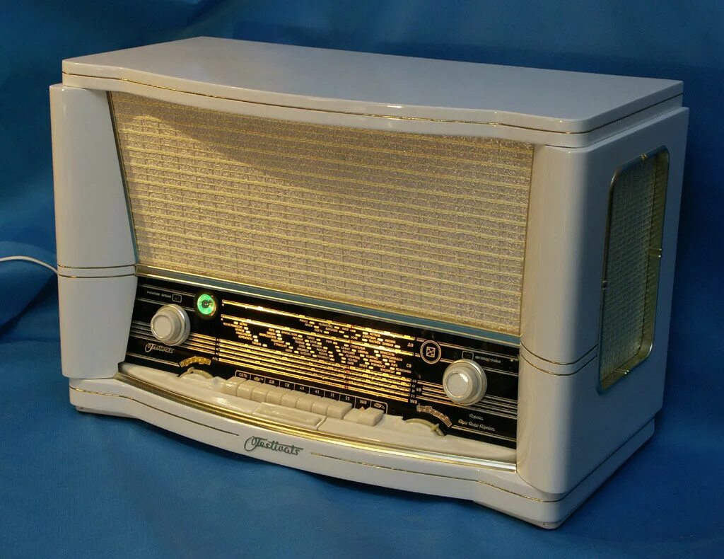 Транзисторные радиоприемники зенит. Радиобудильник ретро. Приемник времени. Ламповый приемник м648. Радиола зил 1959.