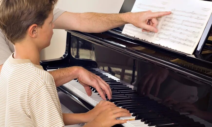 He often plays the piano. Занятия фортепиано. Уроки пианино. Уроки фортепиано. Человек за пианино.