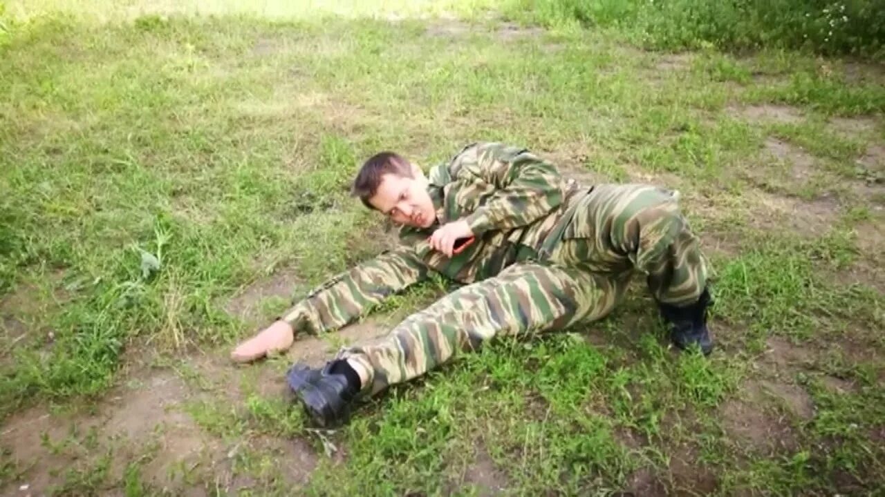 Упал набок. Самостраховка при падении на бок. Падение на бок. Переползание по пластунски с автоматом. Падение на бок самостраховка.