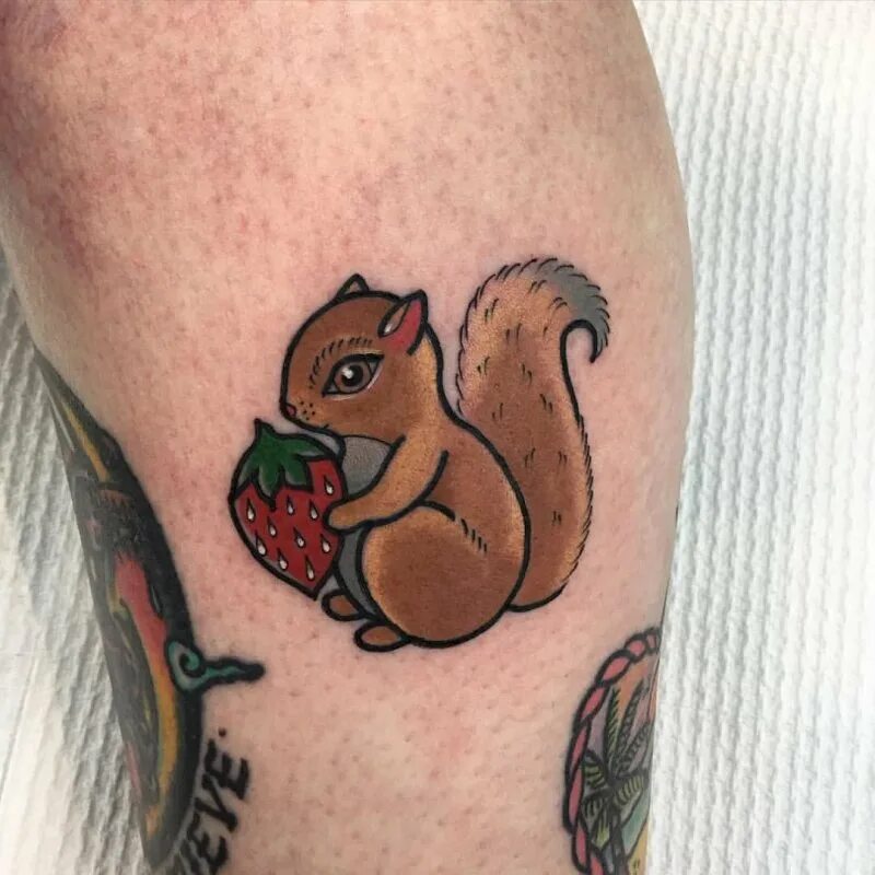 белка тату маленькая. современные тату с белкой. тату белка. тату женские белка. тату белка на ноге.