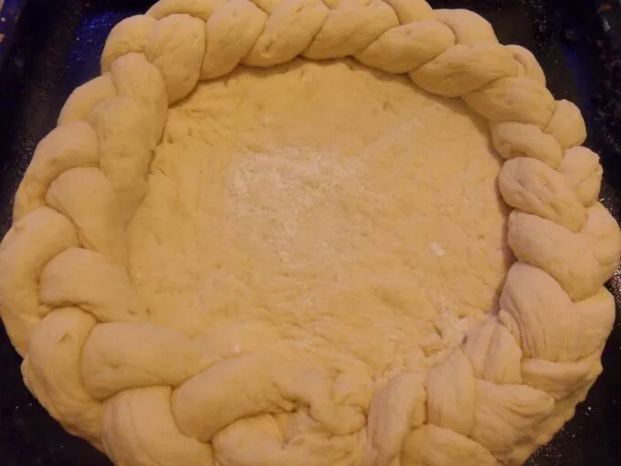 пирог в виде косы. пирог косичка творожный. как сделать пирог косичкой. косичка на пироге как сделать. косички для украшения пирога.