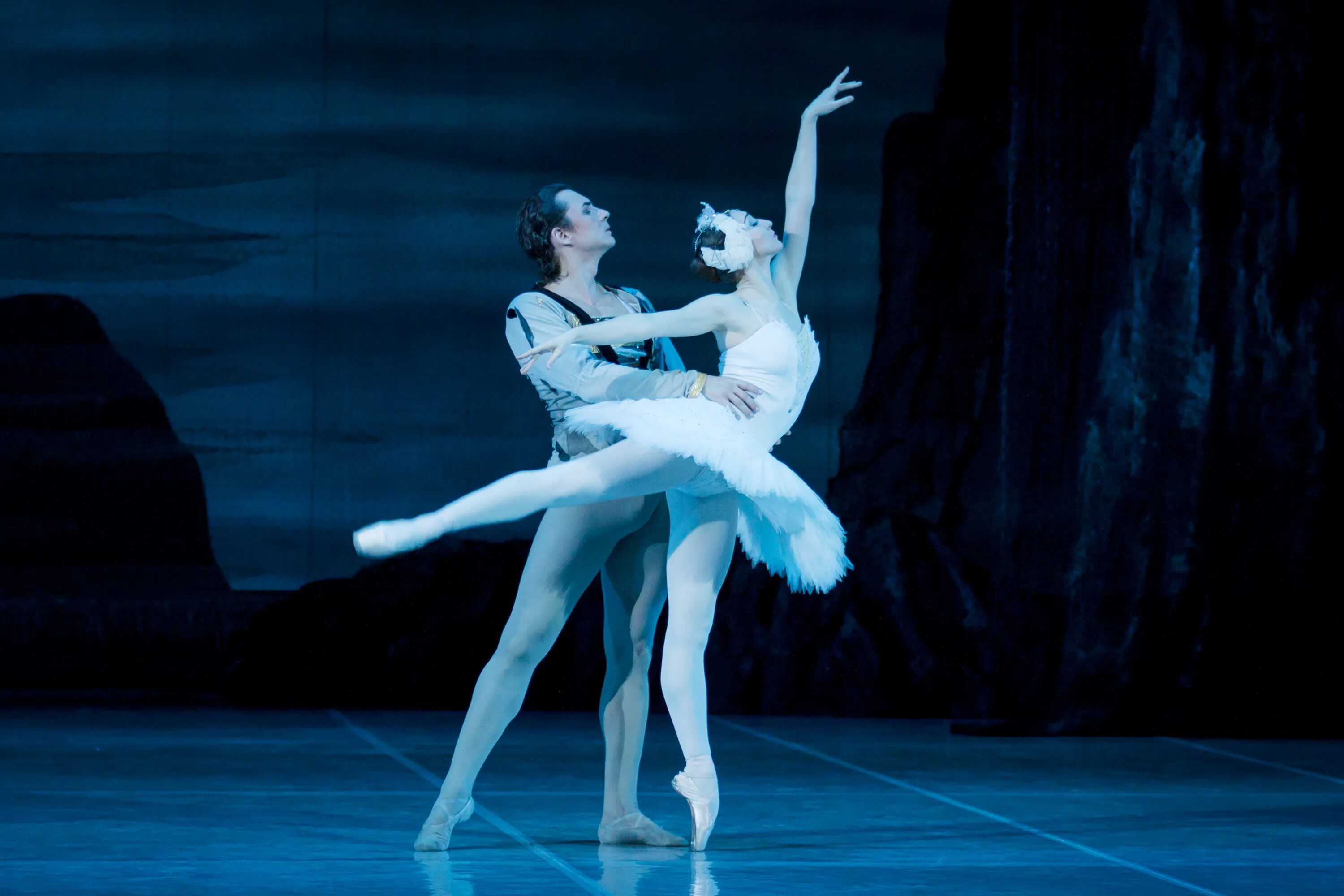 Зарождение балетного театра. Как выглядит презентация спектакля. Лебединое озеро 1877. Построение балета. Балет дон кихот кремлевский дворец.