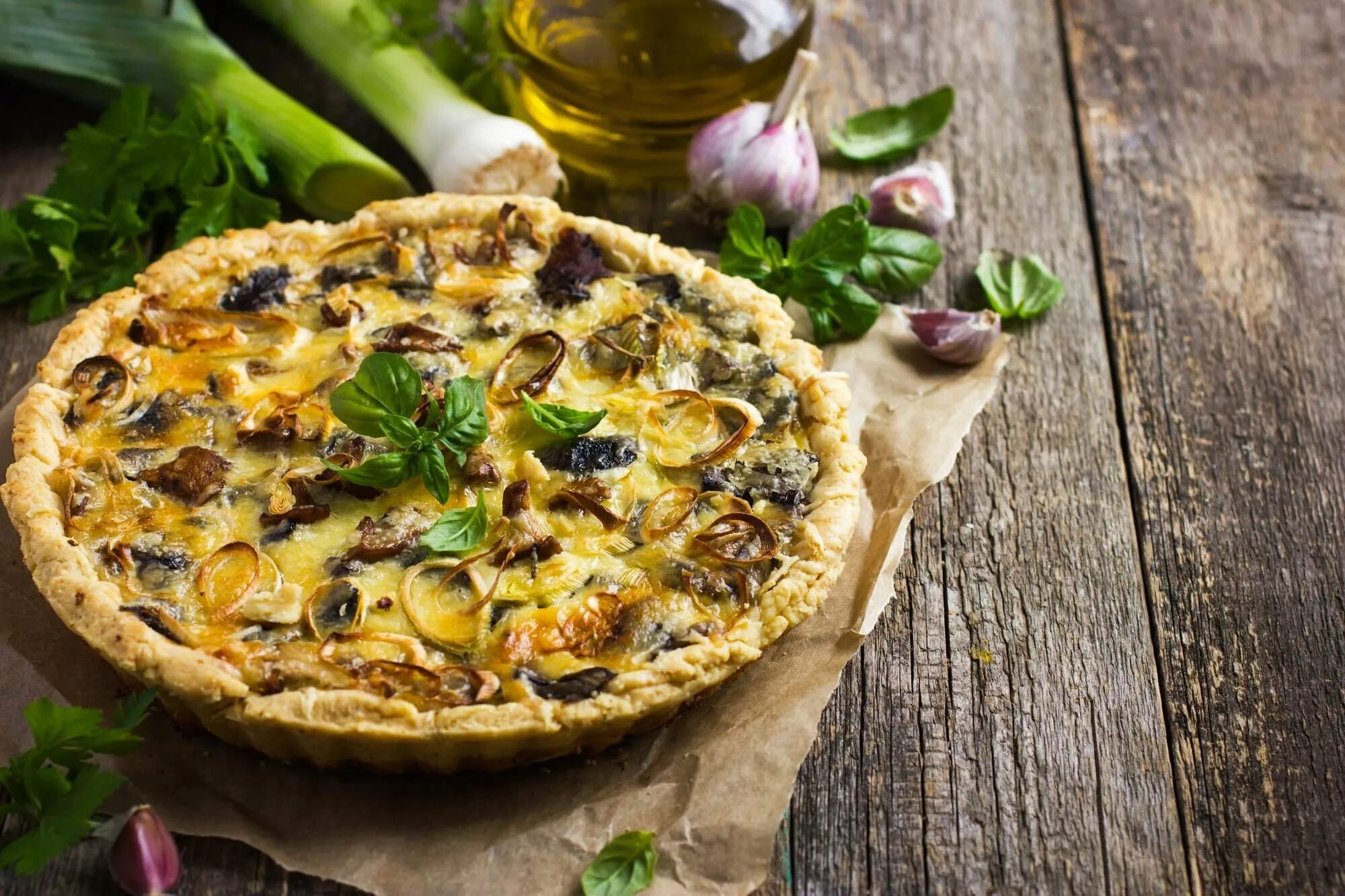 Красивый мясной пирог. Французская кухня киш лорен. Пирог с мясом и грибами. Французская кухня киш лорен. День пирога киш лорен 20 мая.