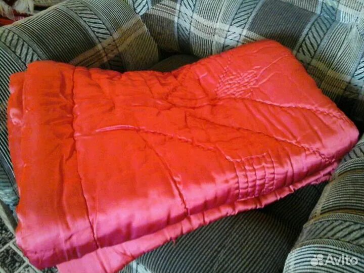 Советское ватное одеяло. Ватные одеяла авито. Ватное одеяло ссср б/у. Старое красное ватное одеяло. Красное атласное одеяло.