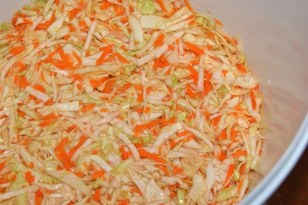 Рецепт капуста с морковью на зиму. Зимний салат из капусты. салатная капуста на зиму. капустный салат на зиму. салат с капустой и морковью на зиму.