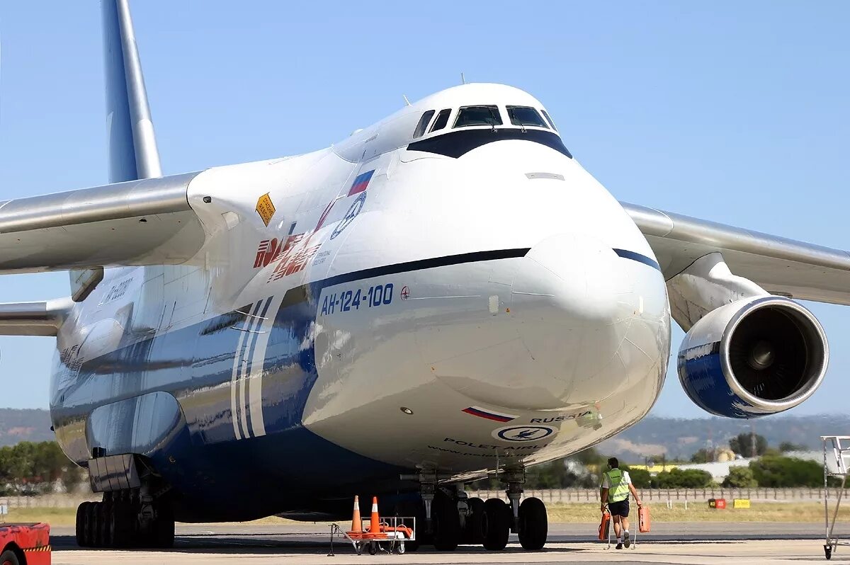 Первый грузовой самолет. Грузовой самолёт АН-124. АН 124 100.