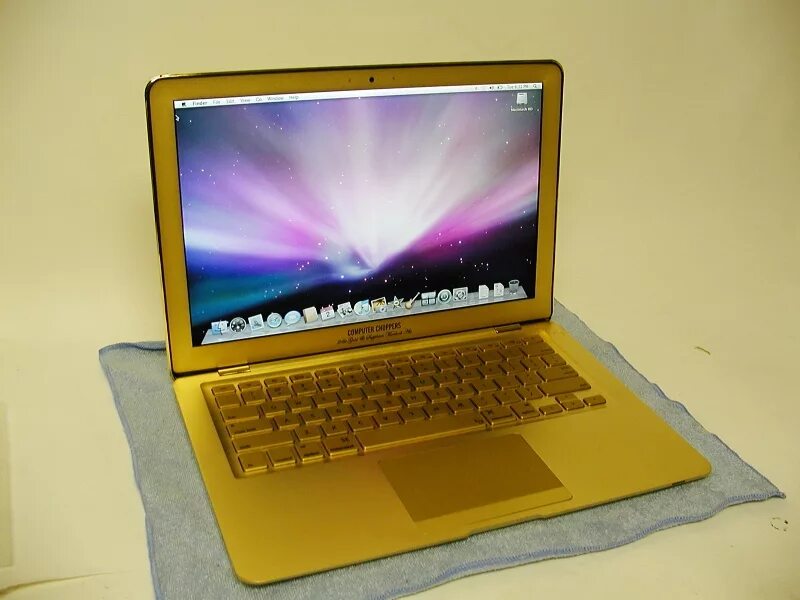 Компьютер gold. Макбук Эйр золотой. MACBOOK Pro 24 Karat Gold. Золотой ноутбук Apple. Красивый ноутбук.