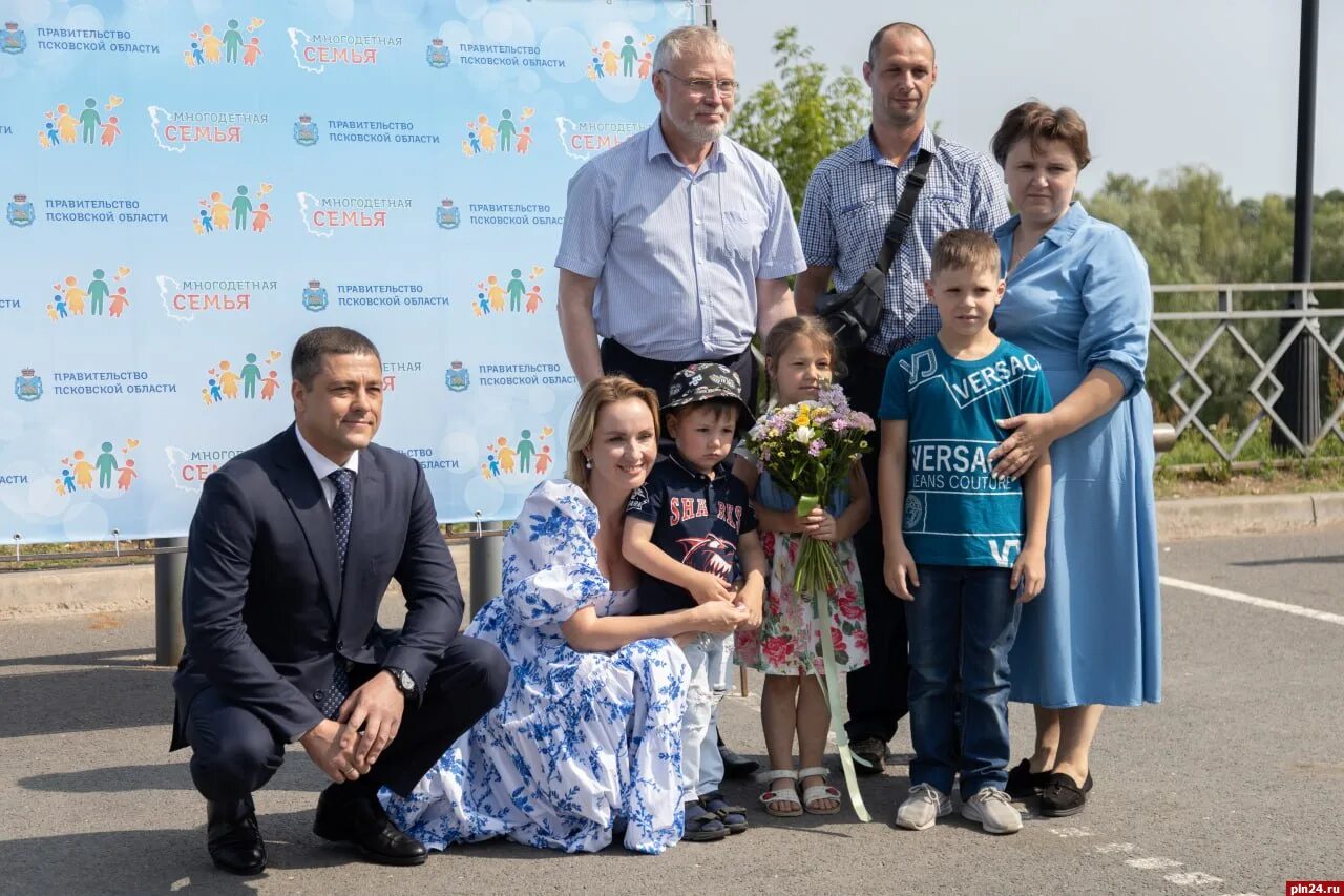 Многодетная семья. Семейная фотосессия. Многодетная семья картинки. Изменения для многодетных семей в 2024