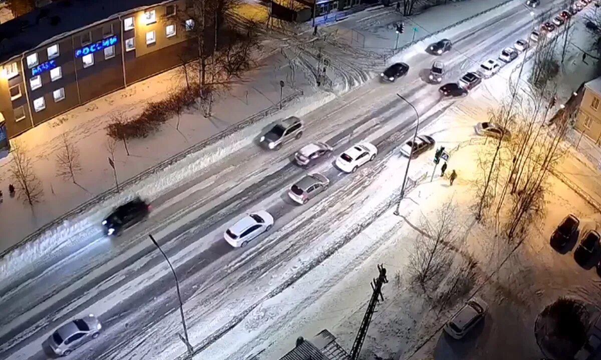 8 40 утра. Перекресток улица. Камера видеонаблюдения Шотмана. Авария в Петрозаводске сегодня.