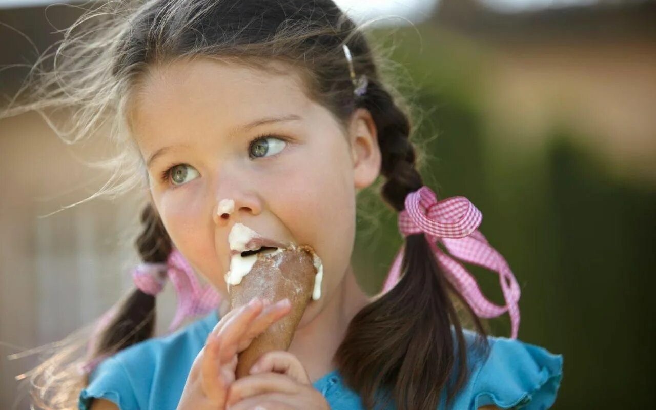 Мороженое для детей. Девочка рот в мороженом. Девочка мороженое.