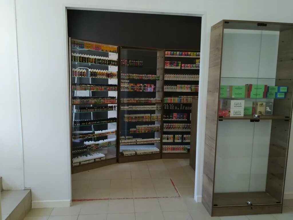 табак 23. украшение маленького табачного магазина. табачные магазины в самаре. табачный магазин. декор для табачного магазина.