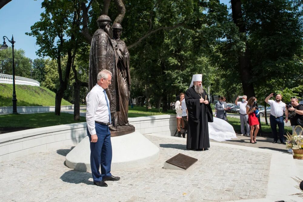 Памятник святым петру и февронии муромским. Памятник петру и февронии в рязани. Открытие памятника февронии. Открытие памятника февронии. Памятник петру и февронии в ульяновске.