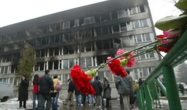 Рудн 2003. Общежитие рудн в москве пожар. пожар в общежитии рудн в москве 24 ноября 2003 года. пожар в общежитии рудн 2003. пожар в общежитии рудн.