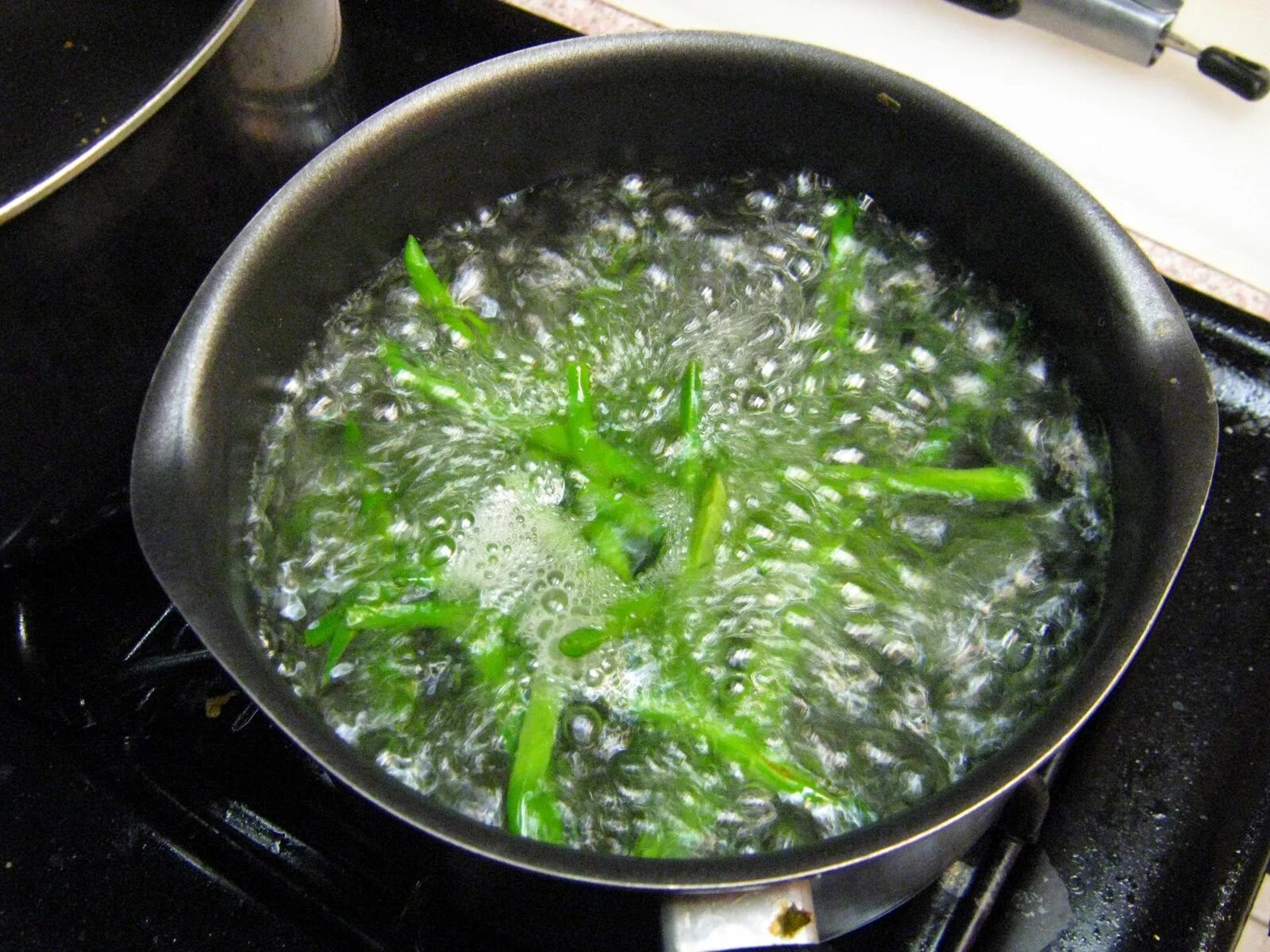 Boiling бланширование. Бланширование овощей. Овощи в кипящей воде. Варка зеленых овощей.