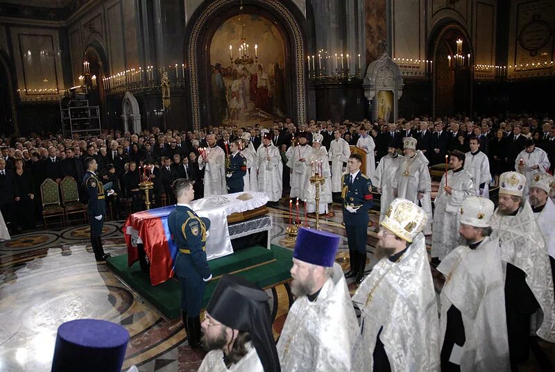 Отпевание Ельцина в храме. Отпевание Ельцина в звезде Давида храм. Ельцин в храме Христа Спасителя. Отпевание в храме Христа Спасителя архиепископа Антония.