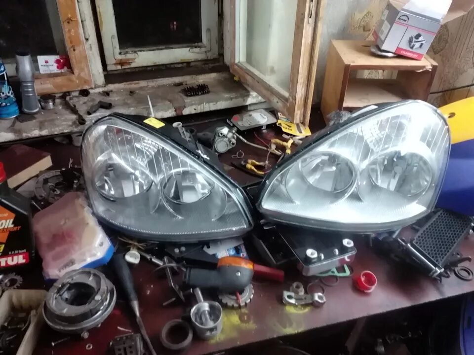 Как поменять переднюю фару на приоре. Винт крепления фары приора. Крепление передней фары приора. Как поменять переднюю фару на приоре. Крепление лампочки в фаре приора.