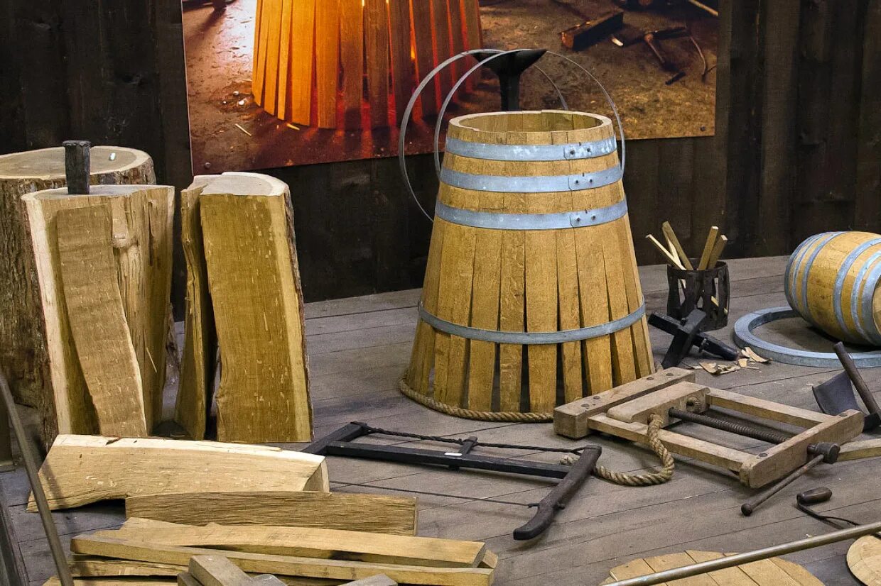 Бондарное производство. Клепка для дубовой бочки. Бондарный промысел. Красивая деревянная бочка. Бочки на производстве.