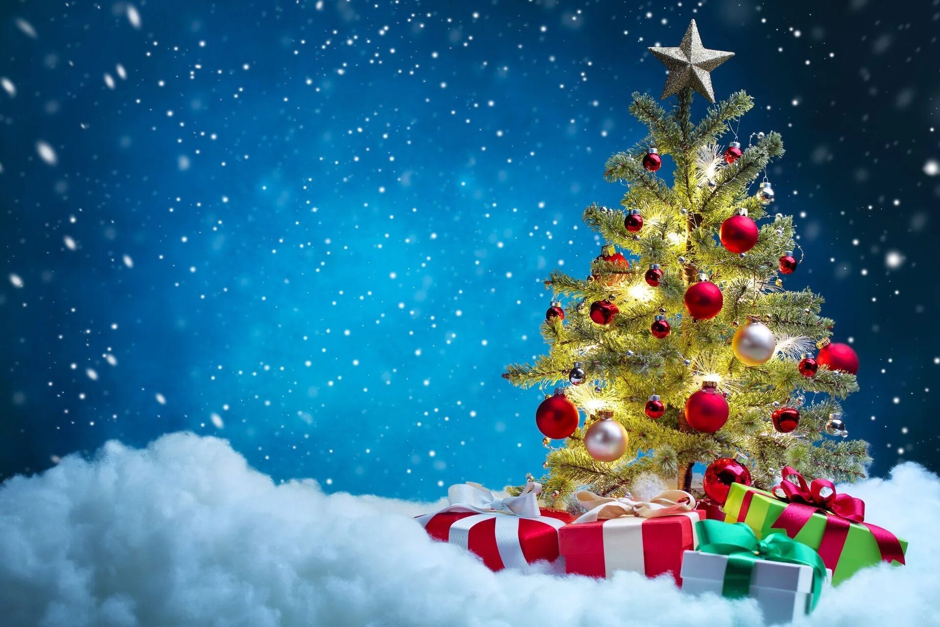 Новогодняя елка. Подарки для елки. Новогодняя елка с подарками. С новым годом и Рождеств. Поздравить с новым годом 2017