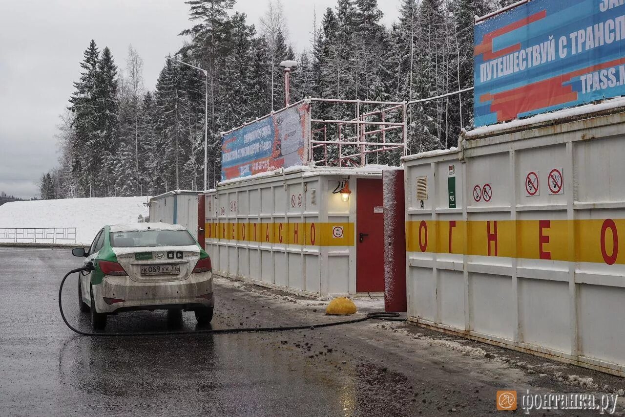 Азс на платной дороге м11. Азс на трассе м11 санкт-петербург москва. азс лукойл на трассе м11 санкт-петербург москва. заправка на дороге. газпромнефть на м11.