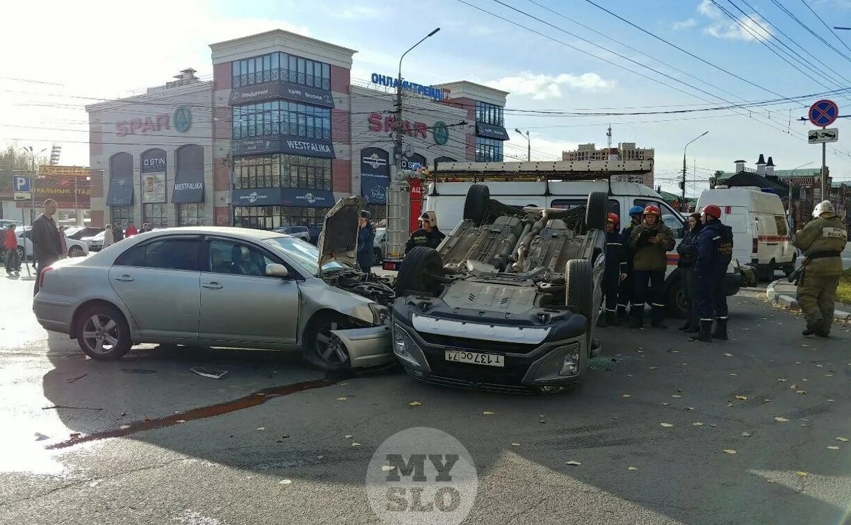 Кроссоверы тула. Авария на проспекте Ленина в Туле сегодня. Авария 14 февраля напротив метро в Туле.