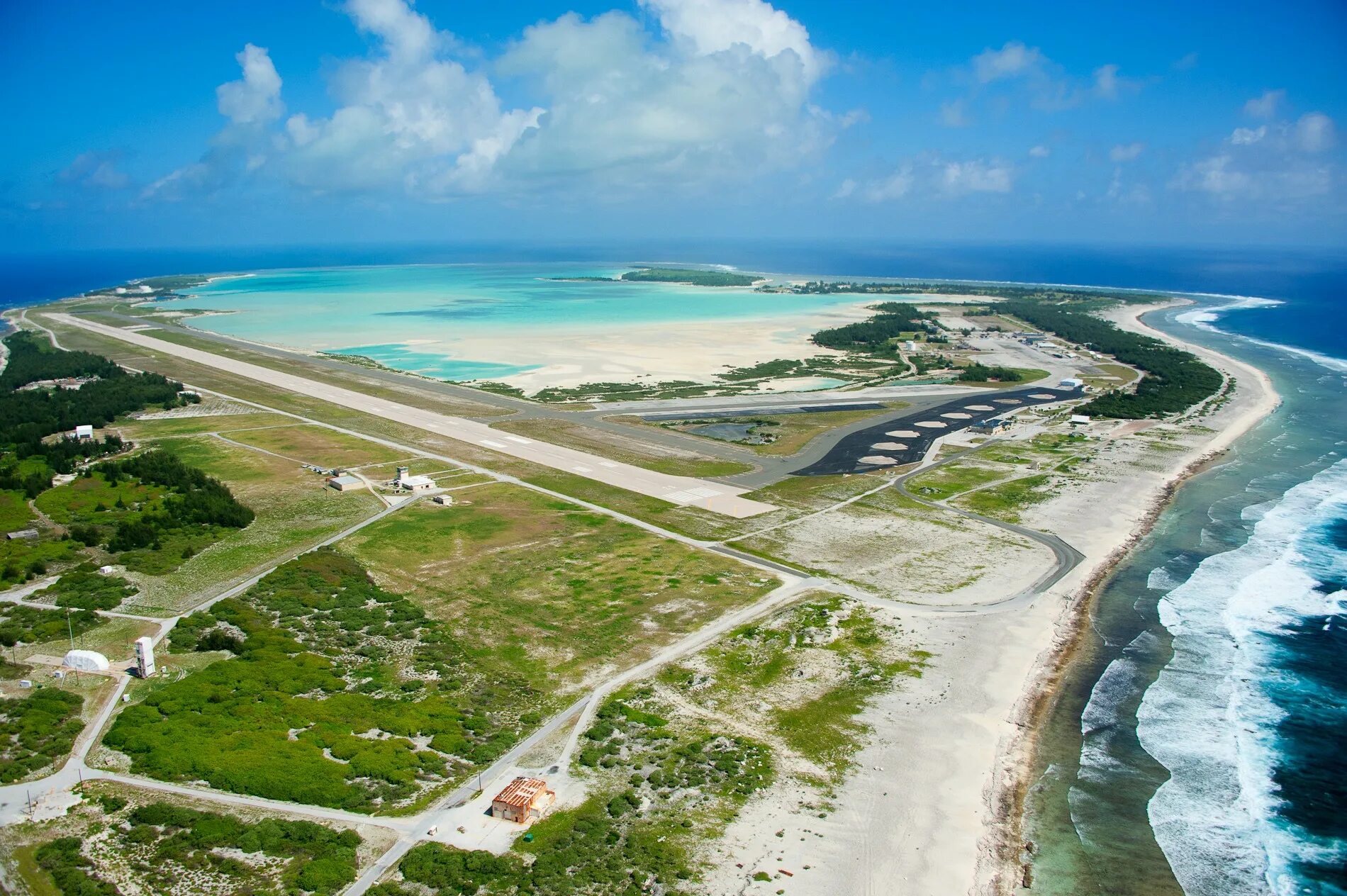 Selected island. Атолл Уэйк. Атолл Уэйк остров. Атолл Уэйк столица. Остров атолла Мидуэй.