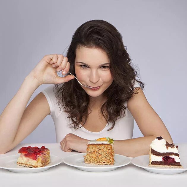 Девушка с пирожным. Стресс и сладкое. Переедание. Вкусовые пристрастия. Переедание женщина.