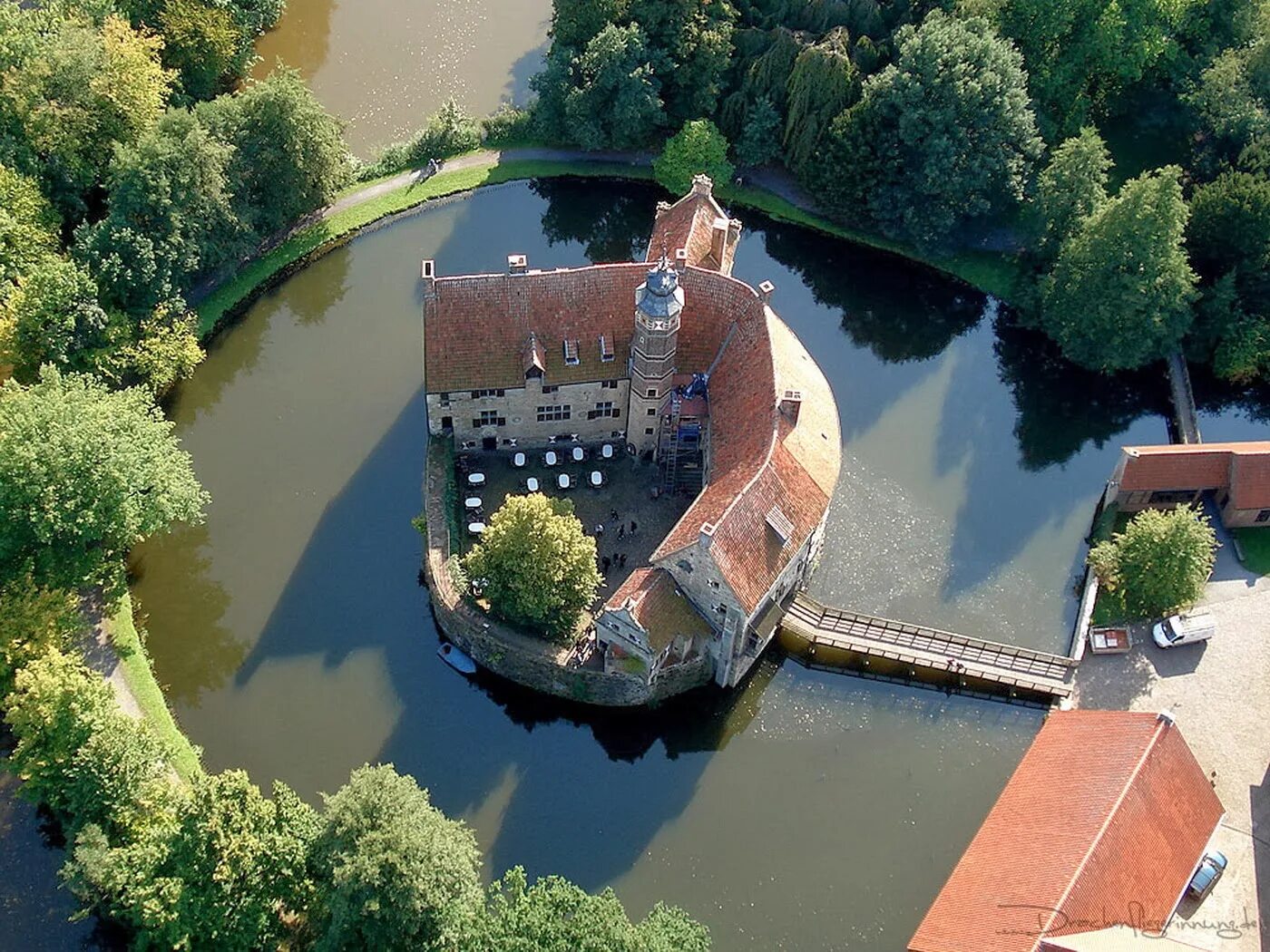 Города окруженные водой. Замок Вишеринг Германия. Замок Фишеринг (Burg Vischering), Германия. Замок Вальзен, Бельгия. Замок Шпангенберг.