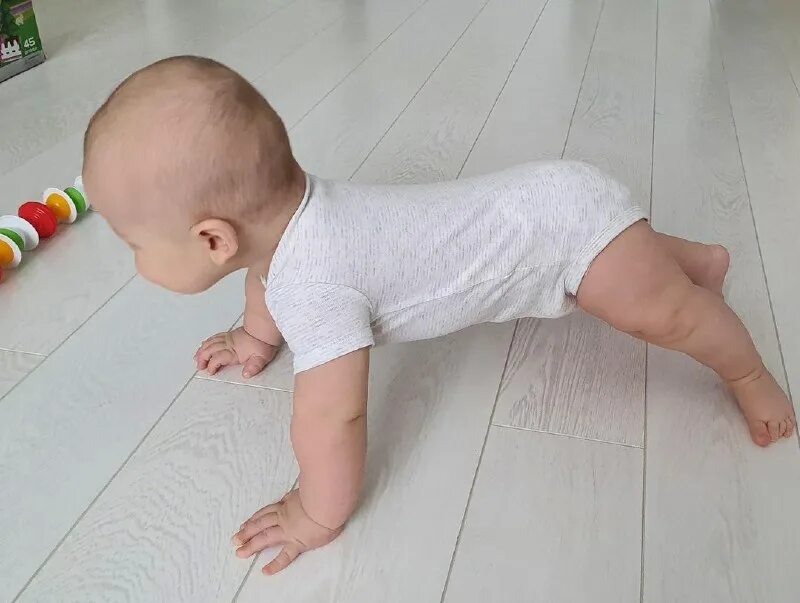 ползать на четвереньках. гипертонус ног у новорожденного ребенка. плоскостопие у детей. ножки малыша. гипер ионус ног у грудничка.