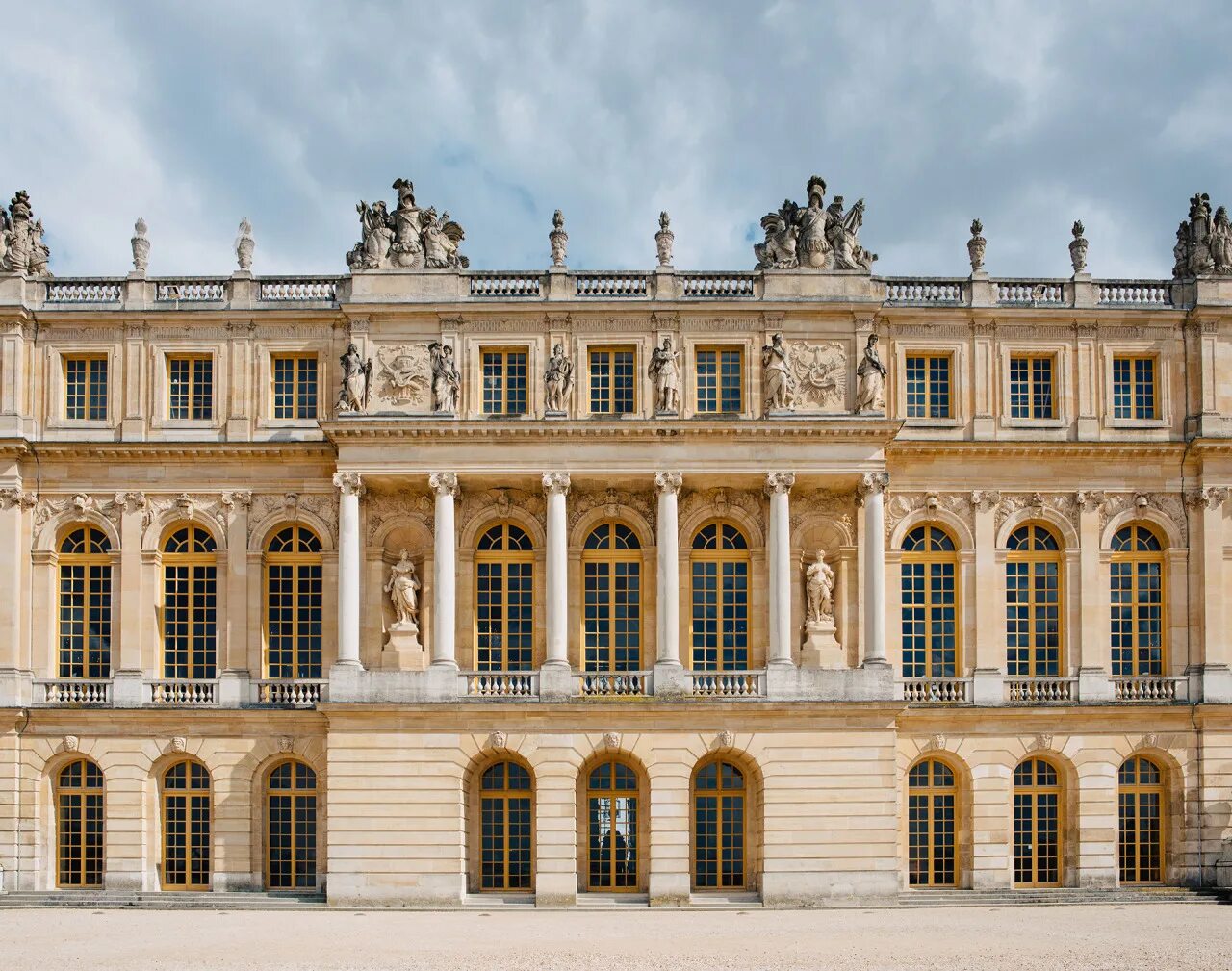 Версальский дворец Версаль стиль Барокко. Классицизм архитектура Версальский дворец. Версальский дворец Архитектор. Франция Барокко Версальский дворец.