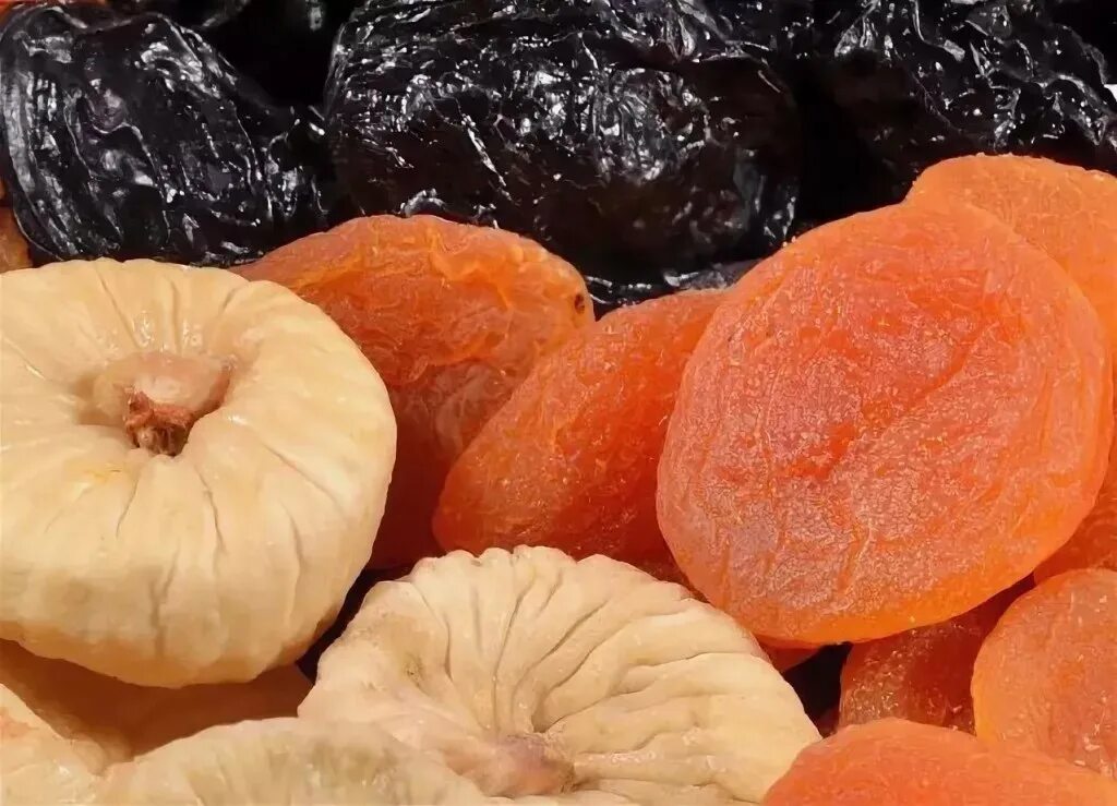 Курага чернослив инжир изюм. Сухофрукты. Чернослив и курага. Урюк курага инжир. Курага чернослив инжир изюм.