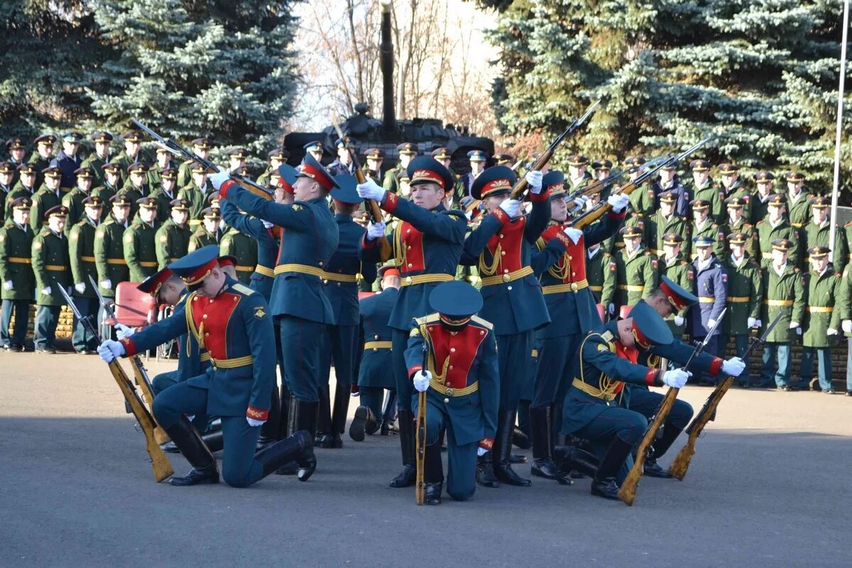 Казанская высшая командное училище. Казанское танковое командное училище. Казанское танковое училище ордена Жукова Краснознаменное высшее. Танковое военное училище в Казани. Казанское высшее военное танковое командное училище Жукова.