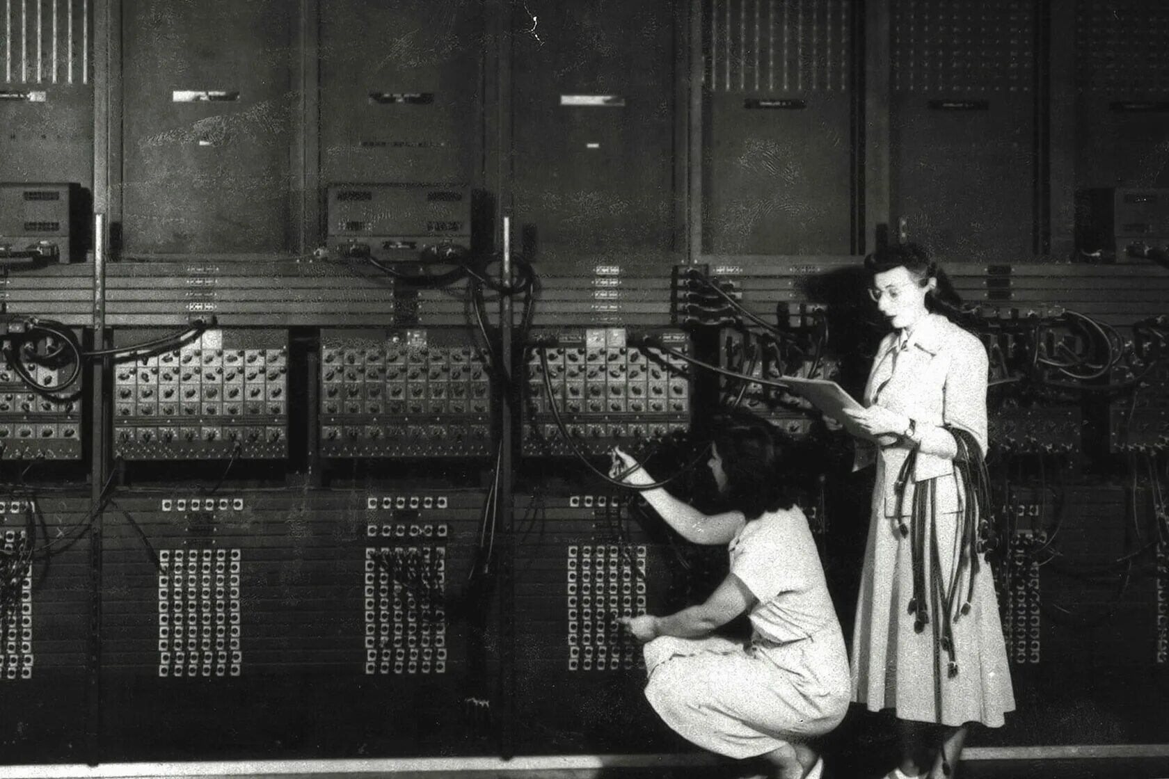 День эвм. Первый компьютер эниак 1946. eniac компьютер 1946 год. самый первый компьютер в мире eniac, 1946 год. первая эвм эниак 1946 г.