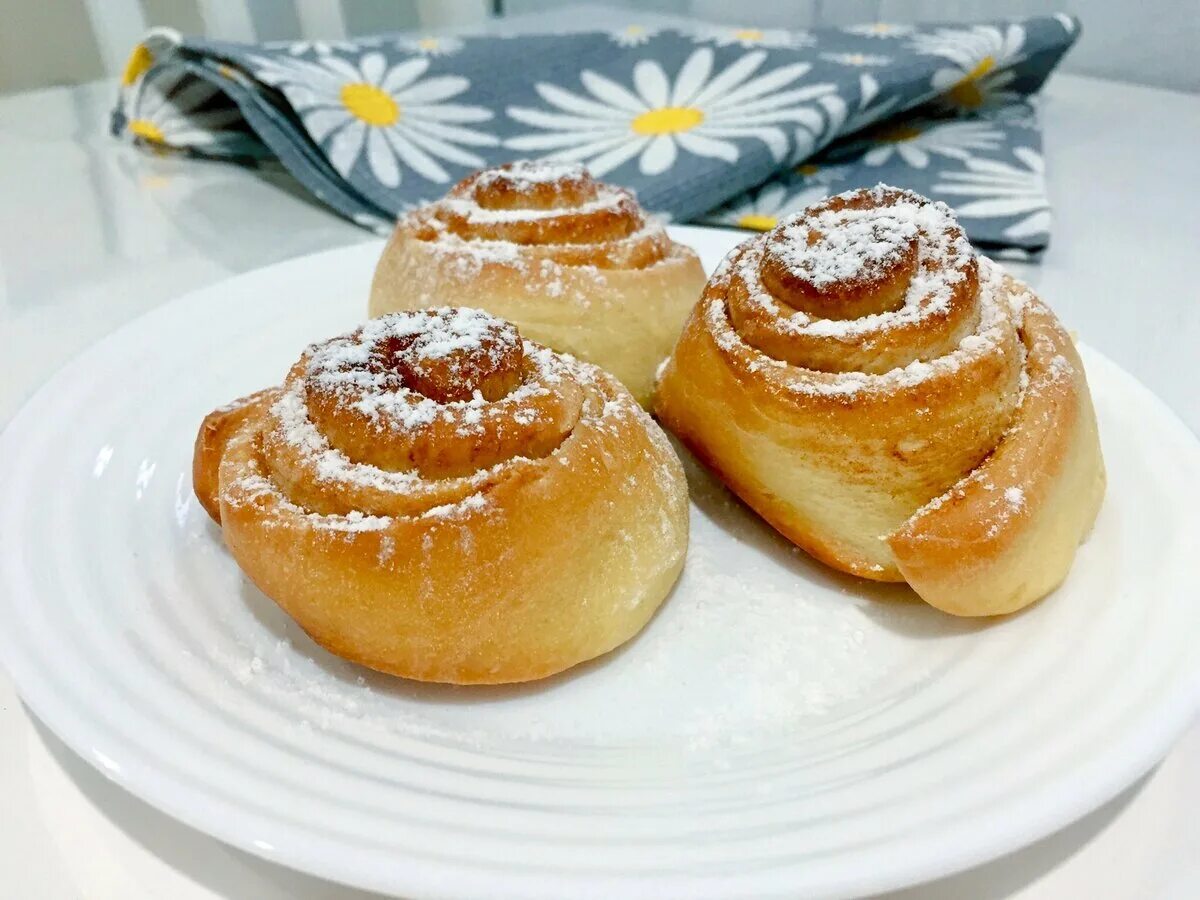 Cinnabon булочки с корицей. Творожные булочки с корицей. Булочки розочки с начинкой. Творожные булочки с корицей. Тесто для булочек с корицей.