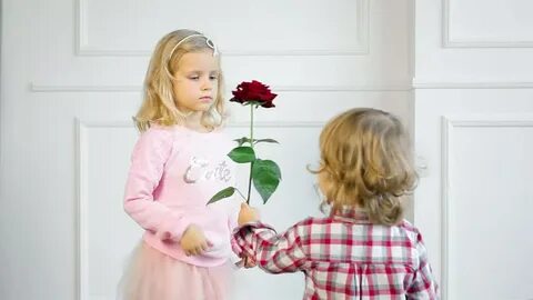 Мальчик подарил девочке