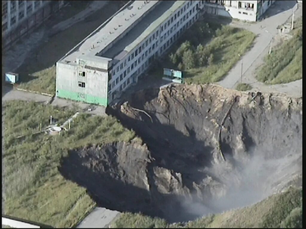 Провал 2007. Березники карстовые провалы. бкпру-1 провал. березники пермский край обвалы. березники пермский край карстовые провалы.