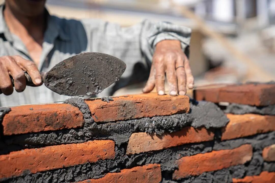 The bricklayer. Bricklayer. pedreiro. каменщик вертикальное фото. bricklayer aesthetic.