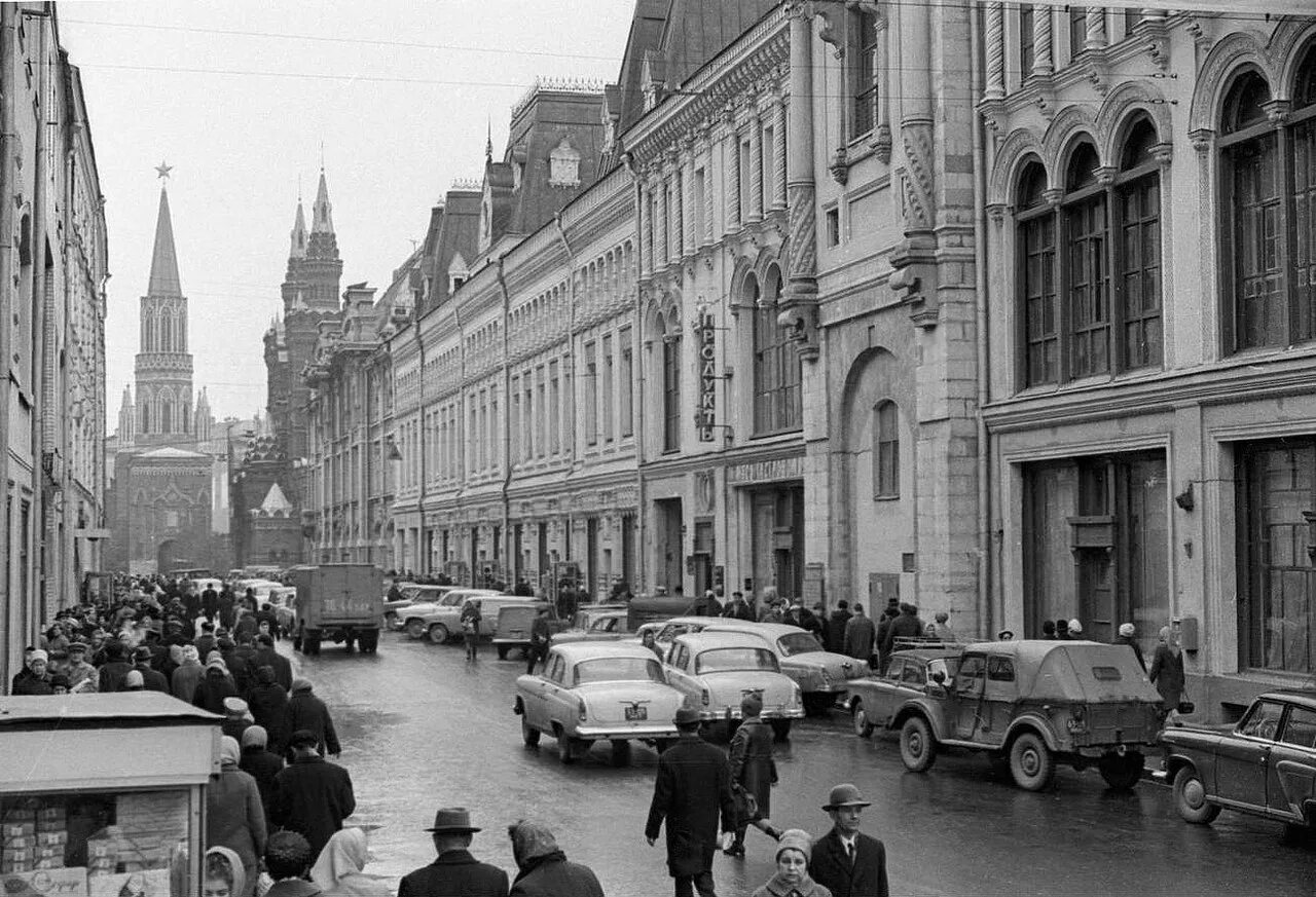 Арбатская площадь 1950. Москва кремлевская набережная 1910 год. Старая москва в фотографиях. 1930 год москва арбат. Старая москва в фотографиях.