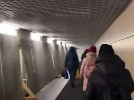 Девочка которая упала в подземный переход видео