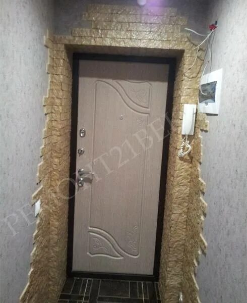 Входная дверь отделана декоративным камнем. Отделка откосов двери декоративным камнем. Обрамление входной двери. Отделка дверного проема декоративным камнем. Чем можно отделать входную дверь.