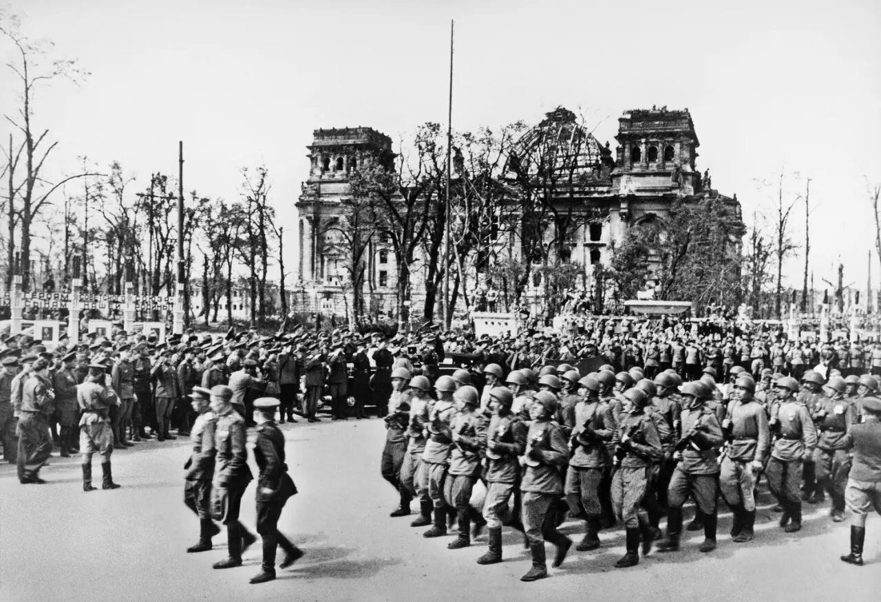 Красная армия взяла город за два дня. Парад в Берлине 1945. Рейхстаг Берлин май 1945. Берлинский парад Победы 1945.