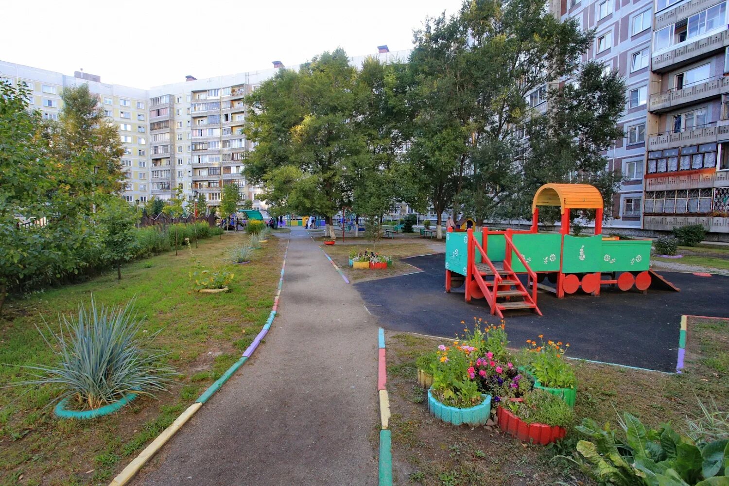 Самый лучший двор. Лучший двор. Зеленый двор печатники. Зеленый двор в казани. Зеленый двор многоквартирного дома.
