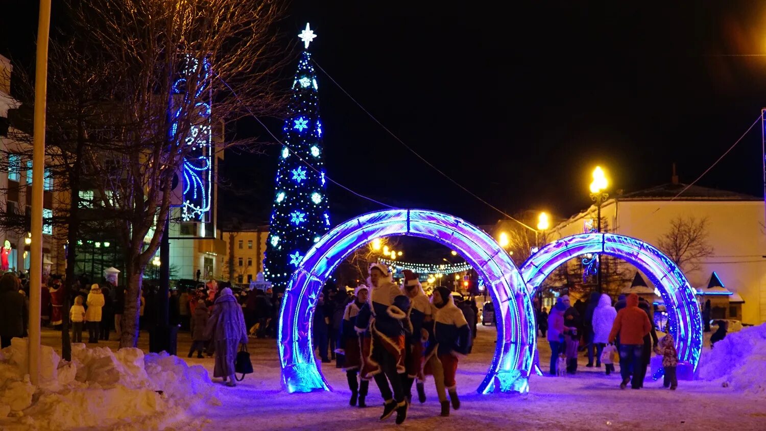 Во сколько в магадане новый год. Театральная площадь магадан. новогодний магадан. магадан новый год. новогодняя ёлка в магадане.