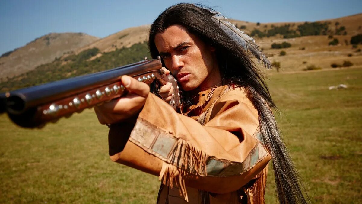 Виннету ник хелилай кадры. Пьер брис в роли виннету. Пьер брис виннету. Индеец виннету. Пьер брис в роли виннету.