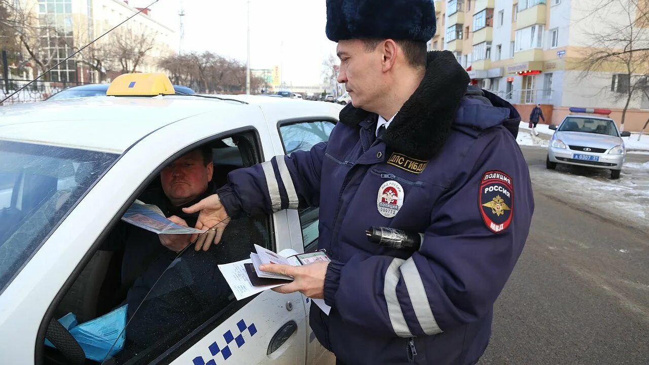 Выписали штраф без прав. Инспектор ДПС ГИБДД. Сотрудник ГИБДД. Сотрудник ГАИ ГИБДД. Инспектор ДПС проверяет документы.