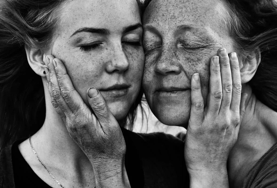 Мамы любят черных. Старенькая мама с дочкой. Фотосессия пожилая мама и дочь. Мама трогательно. Трогательное лицо.