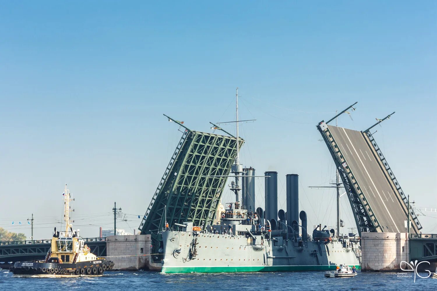 Крейсер аврора дворцовый мост. Гейдар парк мост. Пройти через мост. Железнодорожный мост в шотландии. Шотландия мост 1800.