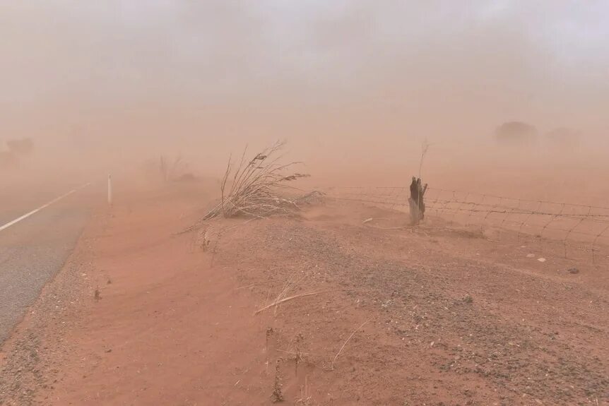 Поднялся сильный ветер и гнал. Пыльная буря и мгла. Ветровая эрозия пыльные бури эрозия. Пыльная буря. Песчаная буря внутри.