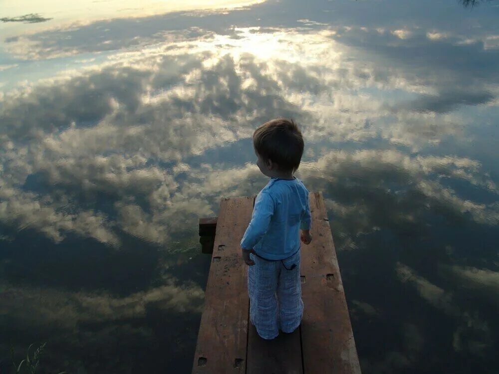 Человек придя в мир. Малыш на небесах. Мальчик на небесах. Мальчик на мосту. Дети на небесах.