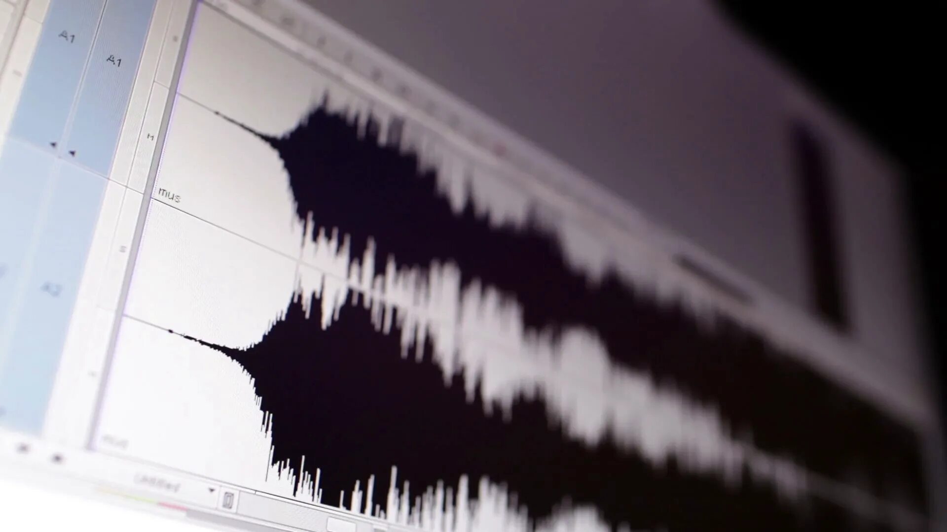 включи оригинальную звуковую дорожку